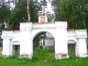 Увеличить - Кладбищенские ворота рядом с храмом